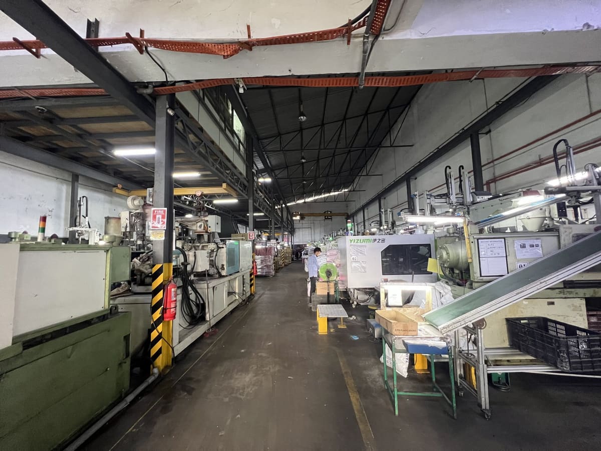 Injection molding machine with conveyor and take-out robot at B-PEN Plastic