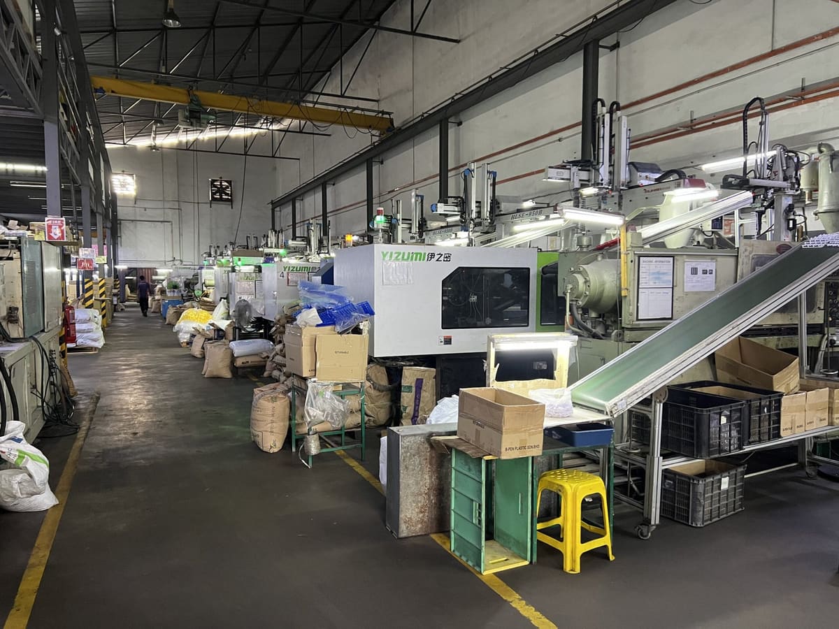 Izumi injection molding machine with output conveyor at B-PEN Plastic