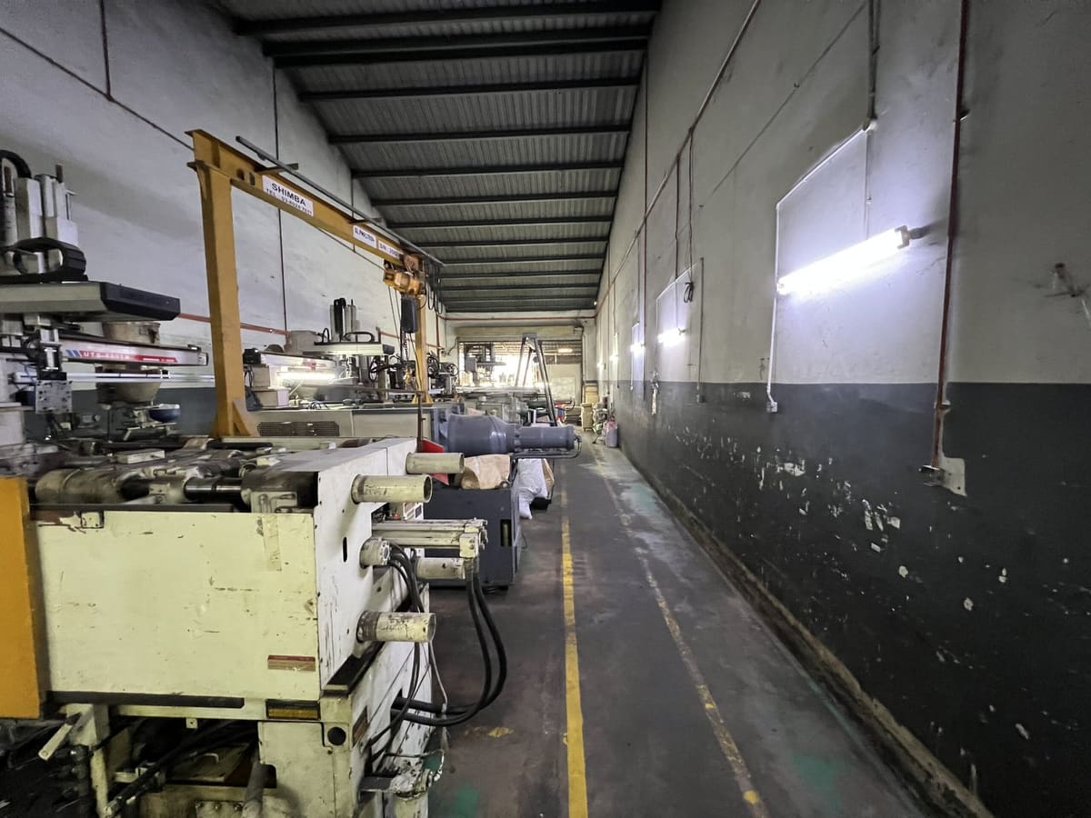 Molding press and jib crane for mold changes in the B-PEN plant