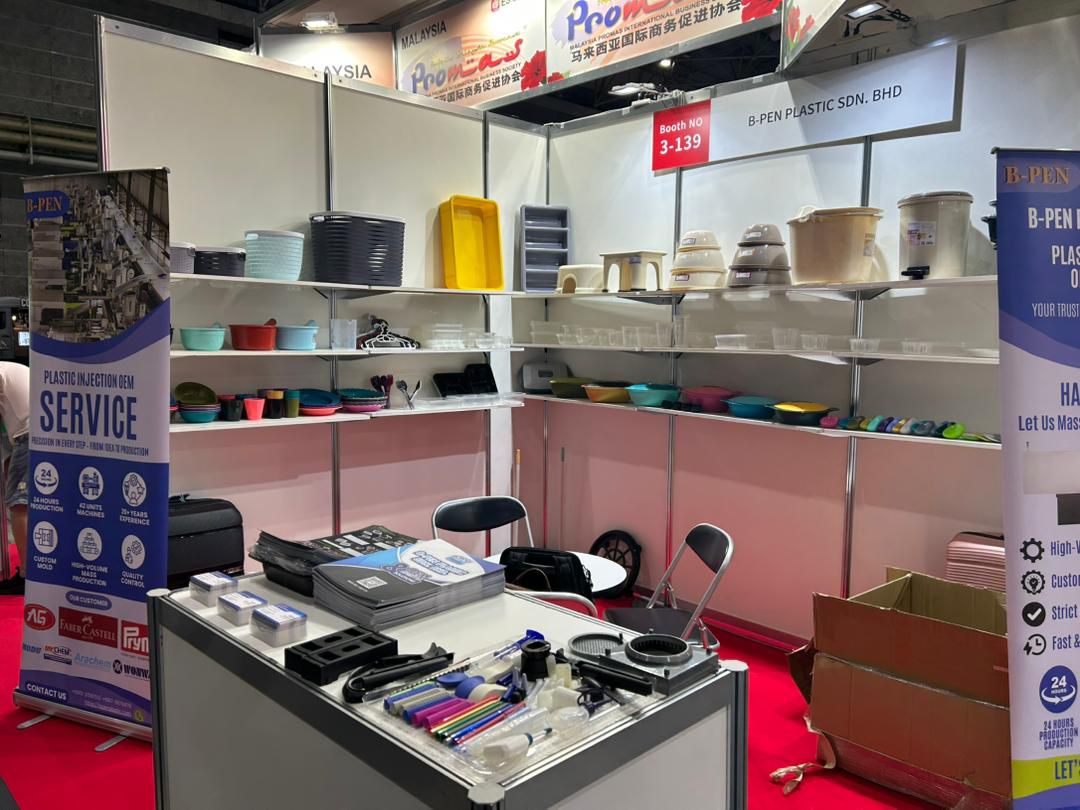 Booth display of plastic storage containers, basins, stools and molded sample parts