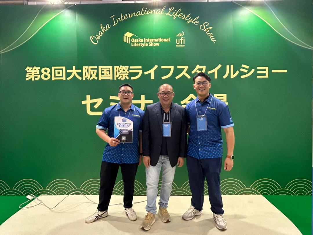 The B-PEN Plastic team in front of the 8th Osaka International Lifestyle Show backdrop